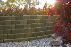 Zeď ze svahových tvárnic se používá pro řešení venkovní zahradní a parkové architektury, například okrasné opěrné zdi, zídky a dělicí okrasné stěny (DITON).