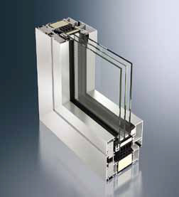 Okno Schüco AWS 112. IC má trojsklo s hodnotou U = 0,7 W/m²K, celé okno má U menší než 0,8 W/m²K.
