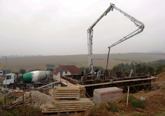 Značkový beton PERMACRETE pomáhá svým složením omezit vznik trhlin od smrštění a hydratačního tepla a průsak hmotou betonu.