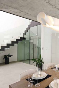 Dimenze a tvar schodiště vychází ze zásad ergonomie, zásad bezpečnosti a samozřejmě z architektonického řešení domu.