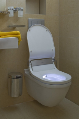 Toalety mají vyhřívaná sedátka, bidetovací spršku s několika funkcemi  a další vymoženosti.