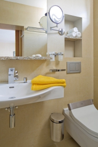 Majitelka myslela na každý detail….Praktickým a ne často využívaným detailem jsou vyhřívaná zrcadla ve všech třech koupelnách. A tak se nestane, že by se zrcadlo po sprchování zamžilo.