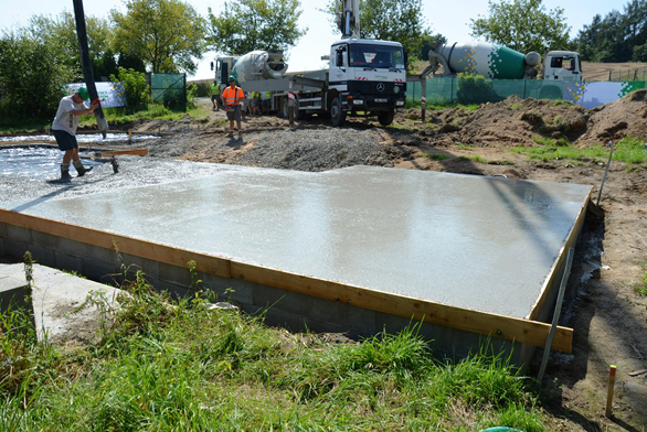 Betonáž základové desky drátkobetonem STEELCRETE zvládne dvojice stavebníků už za 2 hodiny.