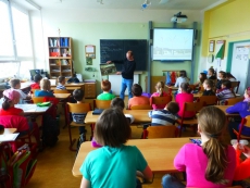 Děti ze 4. a 5. tříd základních škol, které jsou zapojeny do výtvarného projektu Hravý architekt 2014 – Děti na Pražském hradě, již s nadšením pracují na svých obrázcích.