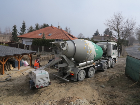 5) Příjezd techiky a materiálu pro čerpání na stavbu.