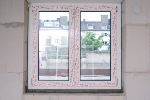 Normovaná montáž okna – komprimovaná páska illmod Trio+ (interiérové a exteriérové utěsnění s vnitřní tepelnou izolací), parapetní část utěsněna membránou TwinAktiv.