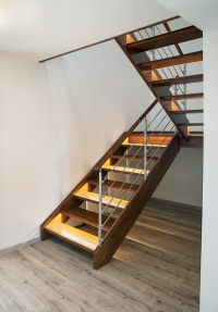 Moderní dřevěné schodiště s nerezovým zábradlím a LED osvětlením v nášlapech (SWN).