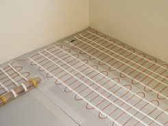 Vysoký komfort bydlení v pasivním domě zajistí elektricky vytápěná podlaha, kterou lze snadno regulovat v každé místnosti. V kombinaci s rekuperací a slunečními paprsky umožní pružně reagovat na momentální tepelnou situaci (fenix).