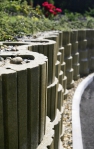 Betonové svahové tvárnice můžete vyplnit zeminou a nechat prorůst skalničkami či okrasnými dřevinami nebo je jen prosypete kamennou drtí nebo kačírkem (CS-BETON).