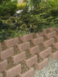 Svahové tvárnice z probarveného betonu pomohou zpevnit a ochránit svah před půdní erozí, zároveň jsou pro zahradu estetickým přínosem (PRESBETON).