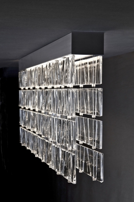 Čiré skleněné „dlaždice“ Tile umožňují vytvořit svítidlo, světelnou stěnu či  prostorový objekt. Systém vyrábí italská společnost Fabbian.