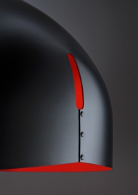 Lustr Oru, hliníkové stínidlo je zvenku černé, uvnitř červené, zelené nebo modré. Vyrábí Fabbian, www.fabbian.com
