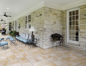 Velkoplošná dlažba v barevném provedení ARENO a kamenný obklad stěn tvoří romantickou kulisu pro letní stolování na čerstvém vzduchu (DITON).