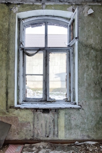 Řadu starších rodinných domů stále ještě zdobí okna špaletová (kastlová), na která majitelé nedají dopustit.