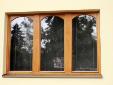 Moderní špaletová okna s hodnotami Uw = 0,9 W/m2K a Rw = 46 dB (AZ EKOTHERM).
