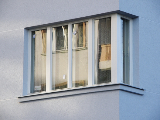 Rohové špaletové okno. Řešení vyhovuje v oblastech zatížených hlukem (AZ EKOTHERM).