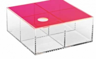 Úložná krabice z cirého akrylu (BoConcept), k dispozici v ruzných velikostech, cena 840 Kc/ks, www.boconcept.com.