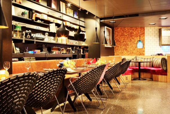 Eklektický přístup k zařizování interiéru se uplatňuje ve všech částech hotelu, tedy i v barové restauraci.