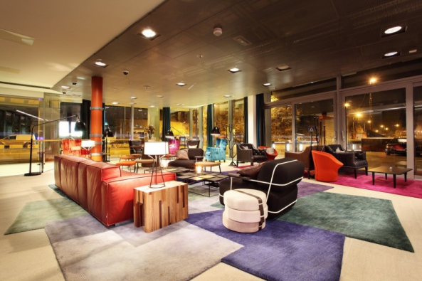 Hotelová lobby je barevná, příjemně osvětlená a dá se v ní odpočívat, klábosit s přáteli nebo jen zasněně přemýšlet o novém díle. Samozřejmě na designovém nábytku.