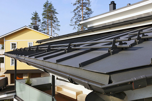 Hladký povrch švédských ocelových střech Ruukki bez viditelných spojovacích prvků připomíná tradiční falcované krytiny.