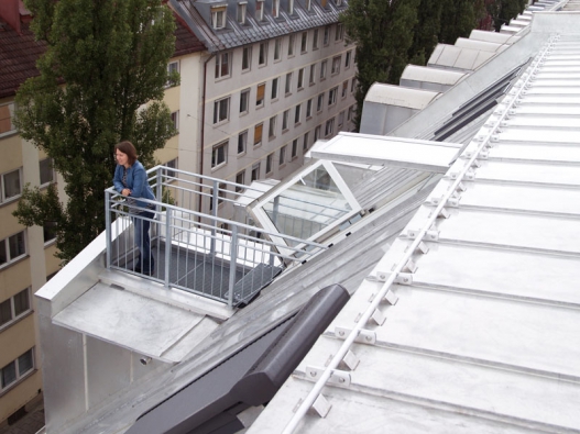 Střešní dveře Solara OPEN - materiálové provedení ladíme se zbytkem střechy.