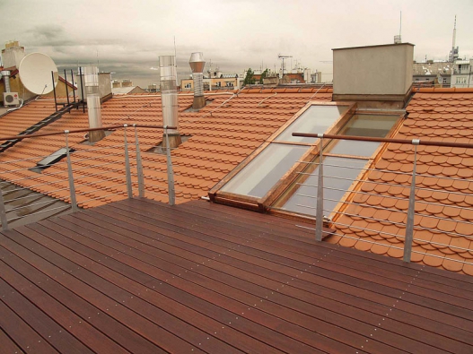Posuvné střešní dveře Solara PERSPEKTIV umožňují pohodlný výstup na střešní terasu.