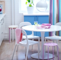 Stůl Docksta (Ikea), dřevovláknitá deska, noha vyztužený polyamidový plast, Ø 105 cm, v. 75 cm, cena 3 690 Kč, www.ikea.cz.