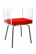 Akrylátová transparentní židle Cali (Acrila) z 15mm akrylátového plexiskla s červeným sedákem, cena 18 220 Kč, www.decoform.cz.