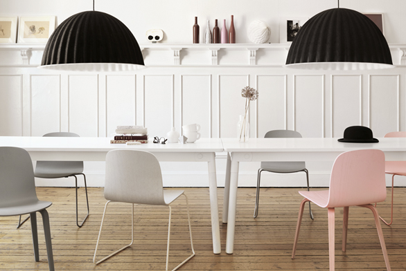 Jídelní stůl Adaptable (Muuto), design TAF, kombinace dubového dřeva a oceli, možnost 64 individuálních variant, cena 49 764 Kč, www.muuto.com.