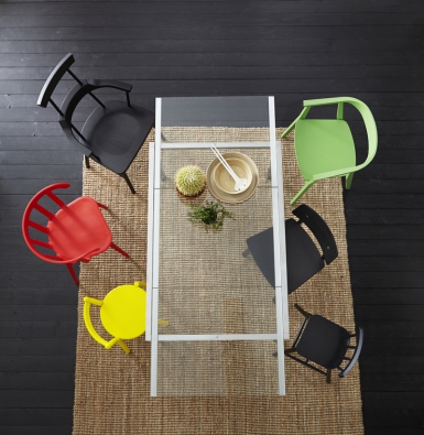 Příklad mixu v provedení Ikea: 1. židle s područkami a vysokou opěrkou Ikea PS 2012, cena 2 490 Kč, židle s opěrkami Ikea PS 2012, cena 1 490 Kč, stolička Ikea PS 2012, cena  998 Kč, židle Stockholm, cena 2 990 Kč, židle Sigurd, cena 1 290 Kč, dětská židle Agam, cena 995 Kč, vše www.ikea.cz.