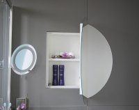 Menší úložný prostor na drobnější hygienické a kosmetické přípravky je za levou částí zrcadla.