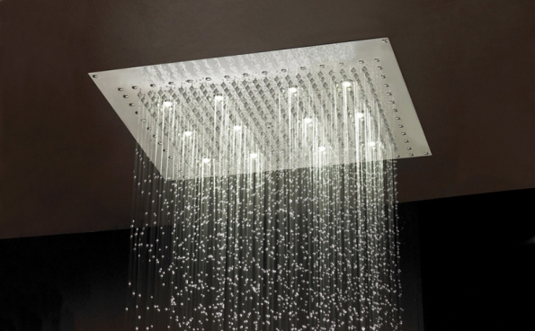 V podhledu nad vanou je zabudovaný sprchový panel Dream Flat (Bossini), cena (podle funkcí a rozměru) od 45 000 Kč, www.ilbagno.cz.