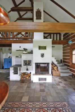 Neodmyslitelnou součástí funkční pece jsou úložné prostory na dřevo, které je i příjemným dekorativním doplňkem.