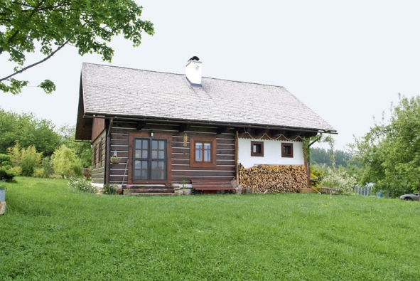 Jedním z ústupků modernímu stylu života jsou francouzské dveře, které poskytují blízký kontakt se zahradou.