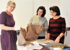 10 vítězných textilií z vlákna Trevira CS a odborná komise. Foto Trevira GmbH.