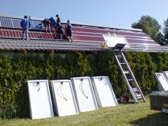 Solární panely se dají instalovat na každou střechu, je ale nutné použít kvalitní kotevní a konstrukční prvky, které vydrží desítky let (SOLARINVEST).