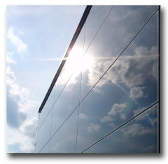 Fotovoltaické fasádní panely se zatím uplatňují spíše na komerčních budovách, nicméně nové technologie a jejich klesající ceny mluví i pro uplatnění na rodinných domech (RUUKKI).