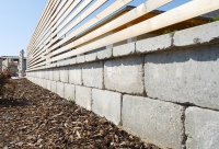 Betonové prvky nabízejí bezpočet možných kombinací. Pro svoji pevnost a mrazuvzdornost jsou vhodné pro veškeré ploty, dělicí, protihlukové a okrasné zdi (BEST).