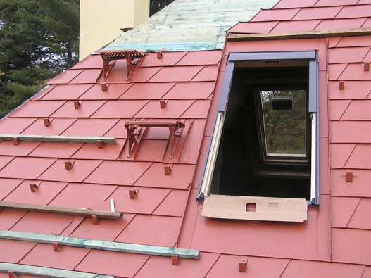 Stoupací plošiny pomáhají řemeslníkům nejen při údržbě a opravách, ale mohou sloužit i při bezpečné montáži nové střešní krytiny, osazení  střešního okna atd. (PREFA).