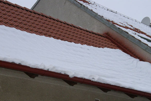 Jak zvládnout sníh na střeše?