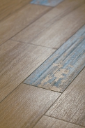 Vzhled opotřebovaného dřeva patří k aktuálním trendům. Ukázka je ze série Board, slinuté kalibrované dlaždice 20 x 120 cm jsou na výběr jako přírodní, s modrým nebo bílým „nátěrem“.