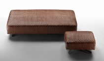 Sedátka z kolekce Filicudi jsou potažena „tkaninou“ z kožených pásků s vodoodpudivou úpravou. Splétaná struktura je velmi pevná a dodává doplňku neobvyklý plastický vzhled. www.flexform.it.