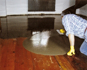 Jednosložkovou samonivelační podlahovou hmotu na bázi cementu weber.niv dur lze při dodržení technologického postupu bez problému aplikovat i na stávající dřevěnou podlahu (Weber Terranova).