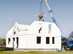 Technologie z prefabrikovaných masivních eko-betonových dílců zaručuje maximální přesnost rozměrů hotové stavby a až o 15 % více vnitřního prostoru. Vysoká pevnost přináší prakticky neomezenou životnost domu (CANABA).