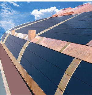 Ohebné fotovoltaické střešní šindele na bázi amorfního křemíku lze použít i na oble tvarované střechy (TEGOLA).