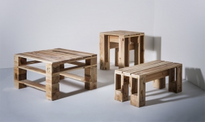 Ukázka stolku, laviček a taburetek z palet (vše STUDIO PALETKY).