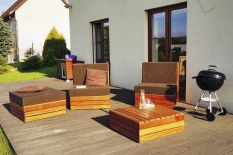 Pro venkovní nábytek z palet je třeba vybrat odolné dřevo.