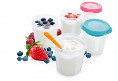 Bílý jogurt lze ochutit ovocem, zavařeninou či medem, výborný je ale také naslano, například se salátovou okurkou nebo strouhanou nakládanou zeleninou.
