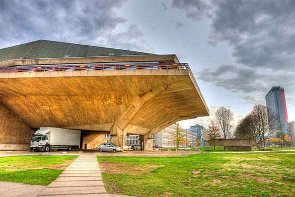 Občanské sdružení KRUH na rok 2015 připravilo již 15. přednáškový cyklus o architektuře. Od března do prosince se v Praze představí významné české i zahraniční architektky (Francine Houben).