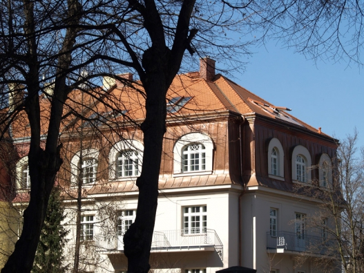 Střešní prosklení Solara HISTORIK na vile v Dejvicích, vnější oplechování ladíme s krytinou střechy.